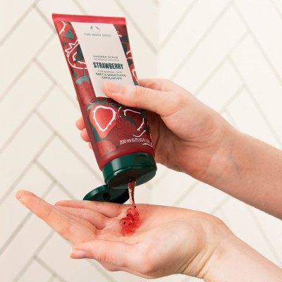 Body shop strawberry shower scrub 200ml